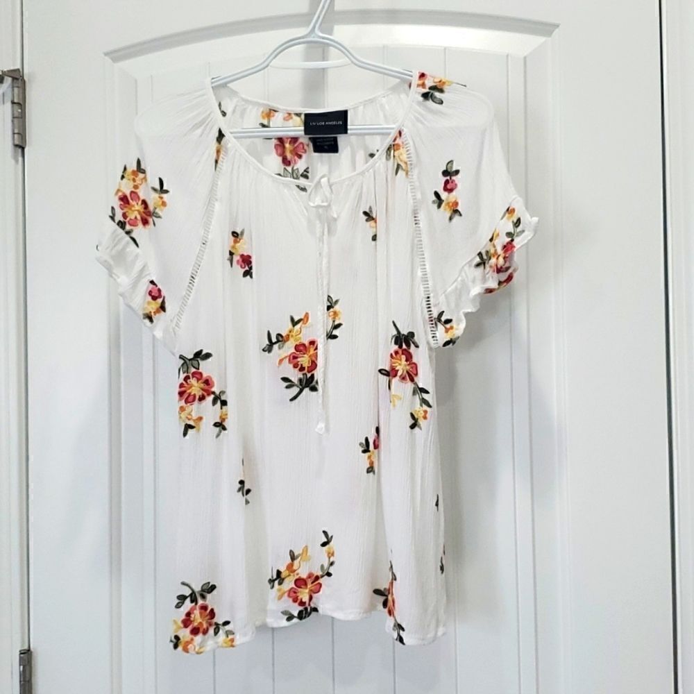 Liv Los Angeles Flutter Short Sleeve Floral Embroidered Top XL